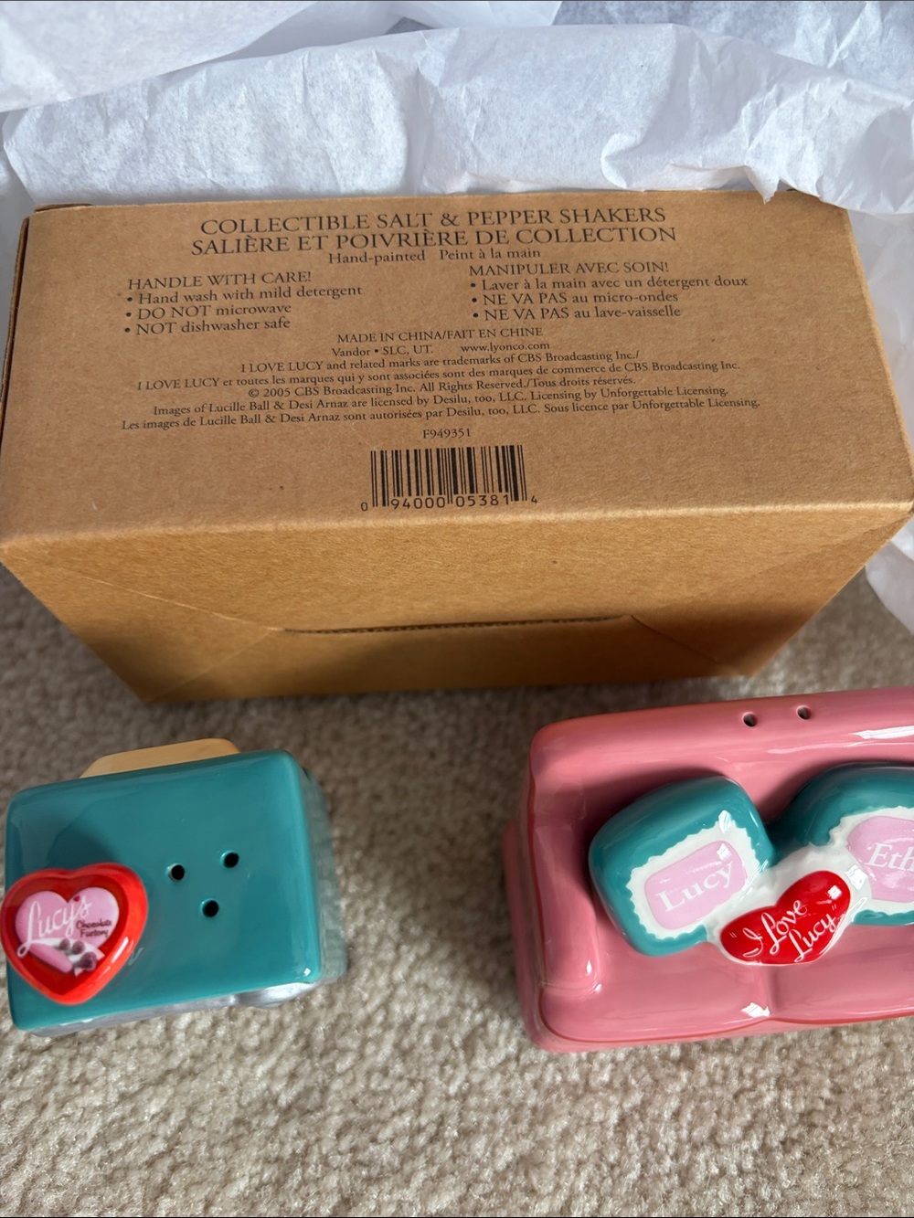 NRFB I Love Lucy Pink Couch & Teal TV Salt and Pepper Shakers - Picture 7 of 7